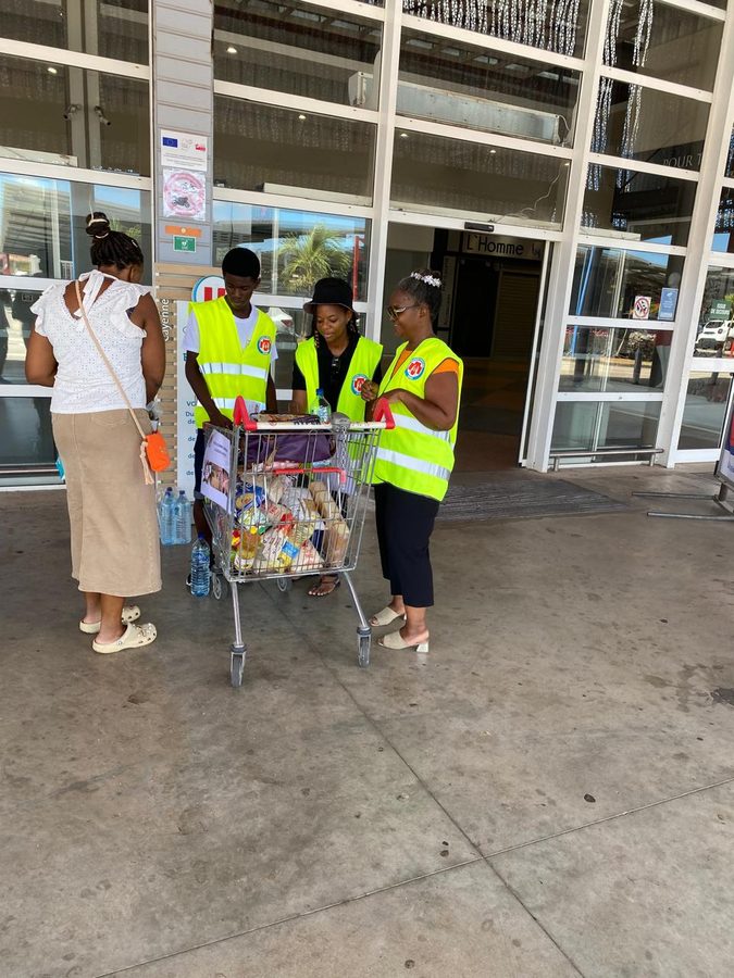 Bénévoles à l'entrée d'un supermarché