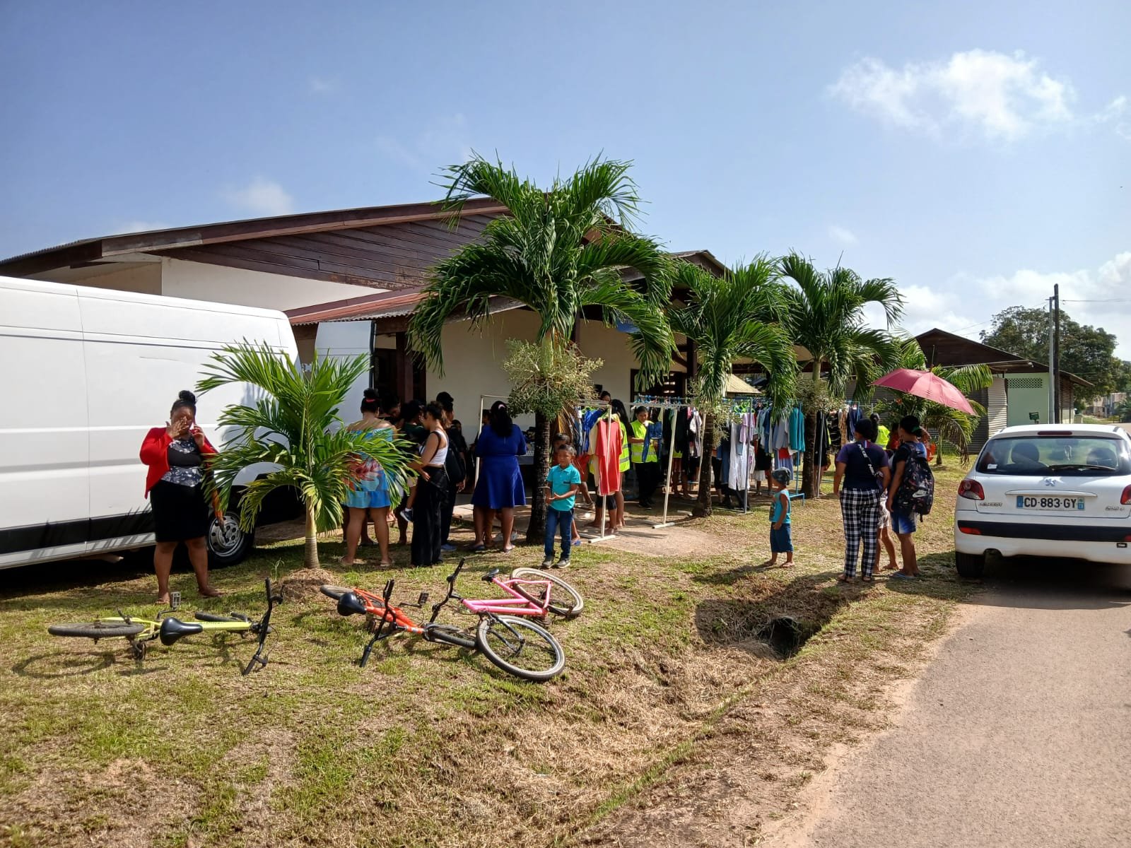 Braderie de vêtements devant l'église adventiste Adonija