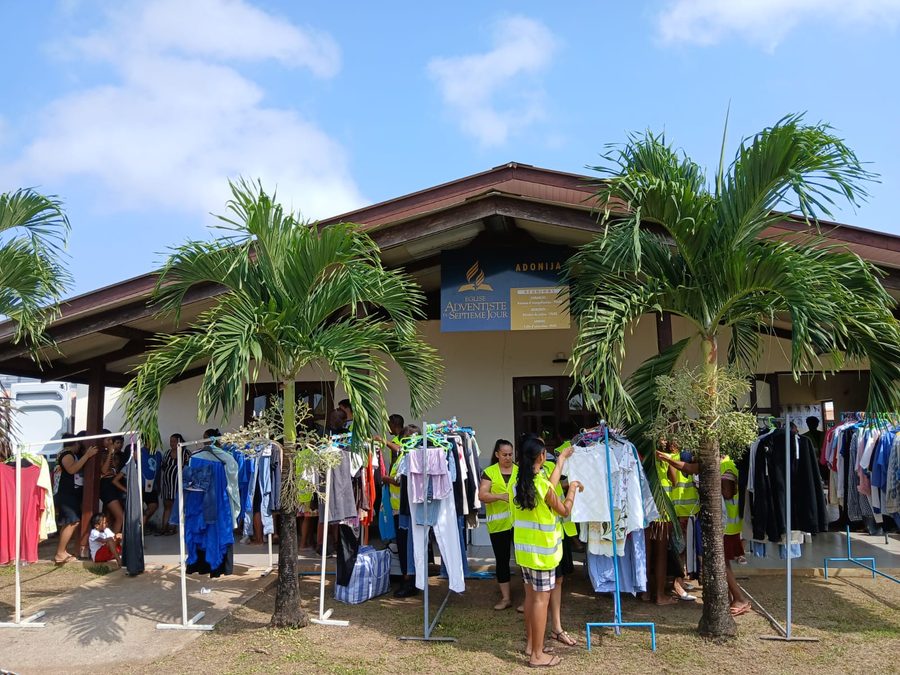 Distribution de vêtements devant l'église adventiste