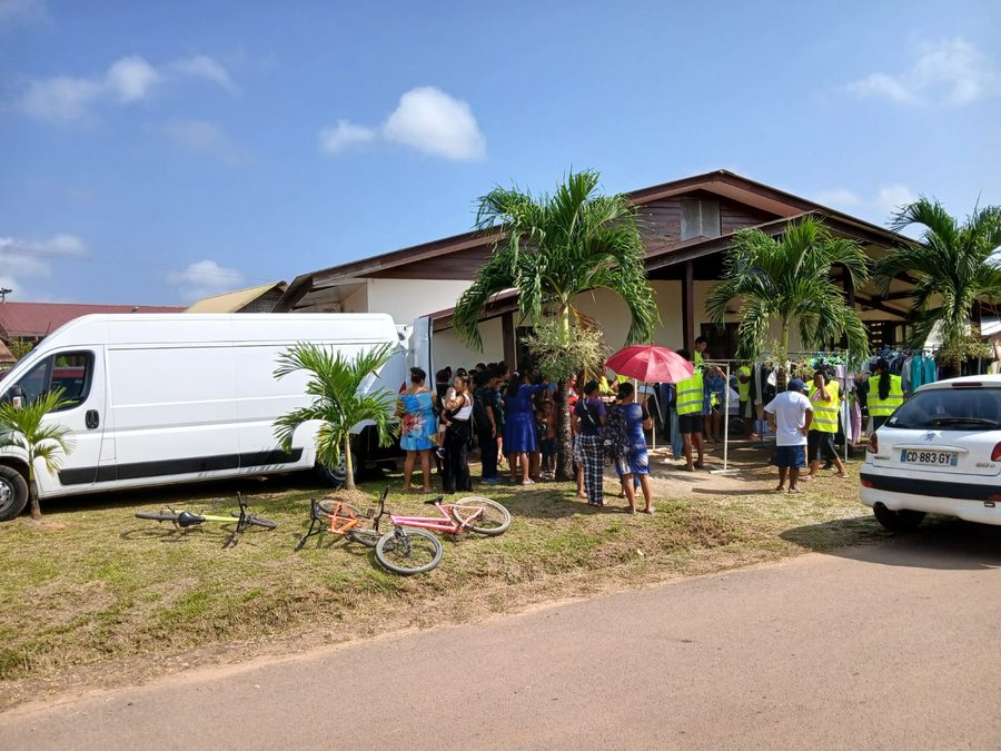 Camion blanc et foule devant l'église